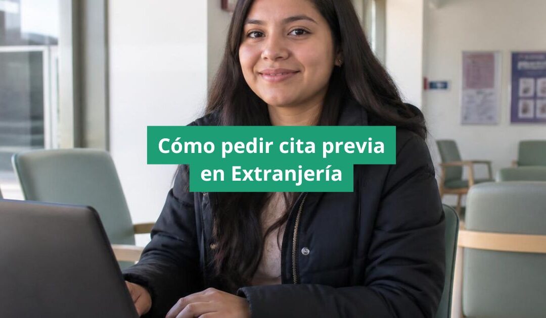mujer extranjera solicitando cita previa en extranjería online en España